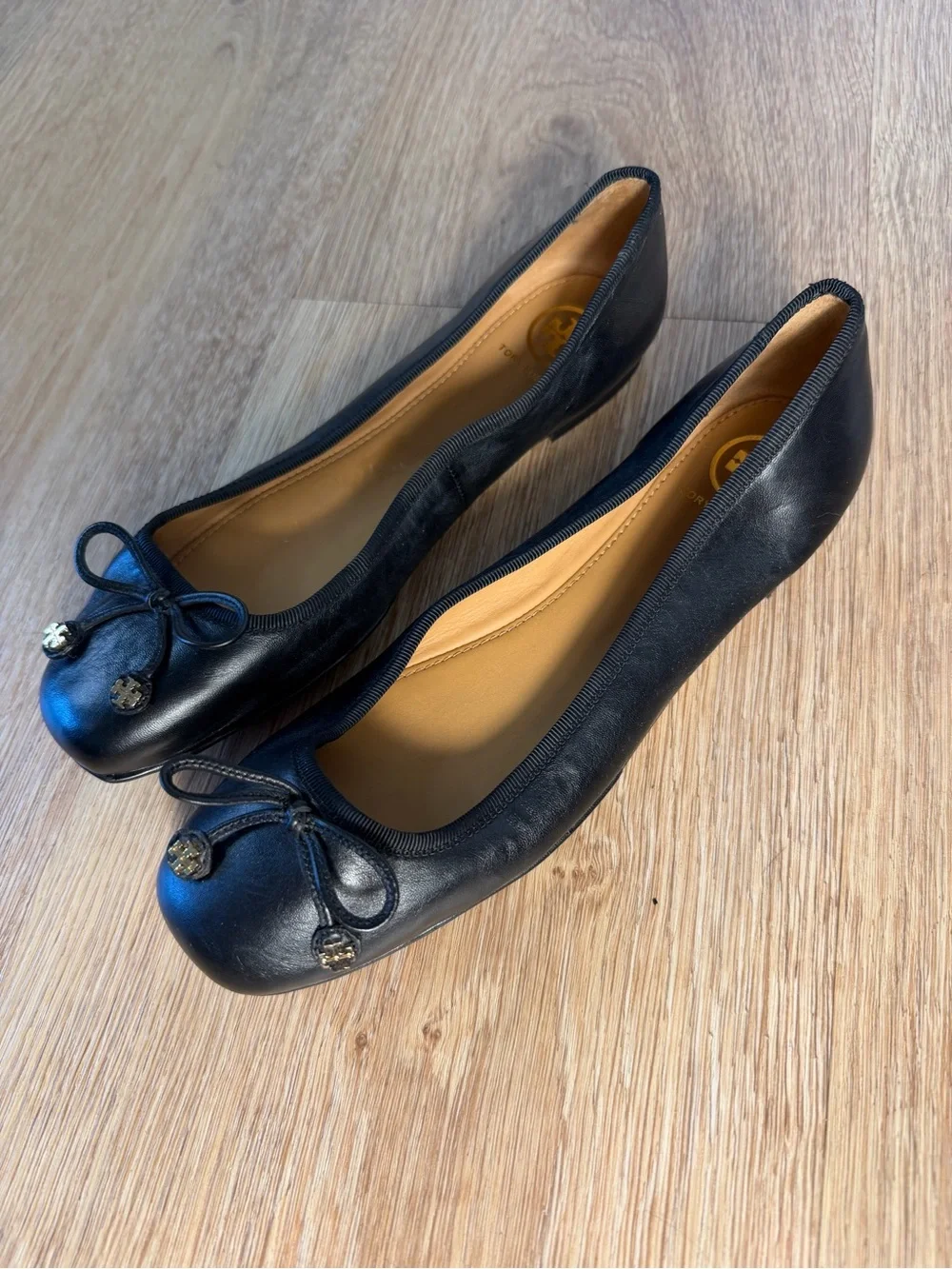 Tory Burch Black Leather Ballet Flats Bow Gold logo Accent woman 7M charm square